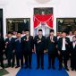 Bupati Sampang H. Slamet Juanidi foto bersama para tamu saat pelantikan direksi BUMD di Pendopo Trunojoyo Sampang. (IBNU ANSORI / KLIKMADURA)