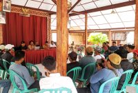 Puluhan warga berkumpul di Pendopo Kecamatan Arjasa, Pulau Kangean menyampaikan pernyataan sikap terkait penolakan terhadap rencana survei seismik migas. (ISTIMEWA)
