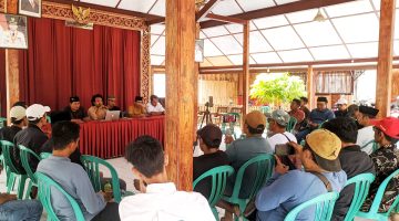 Puluhan warga berkumpul di Pendopo Kecamatan Arjasa, Pulau Kangean menyampaikan pernyataan sikap terkait penolakan terhadap rencana survei seismik migas. (ISTIMEWA)