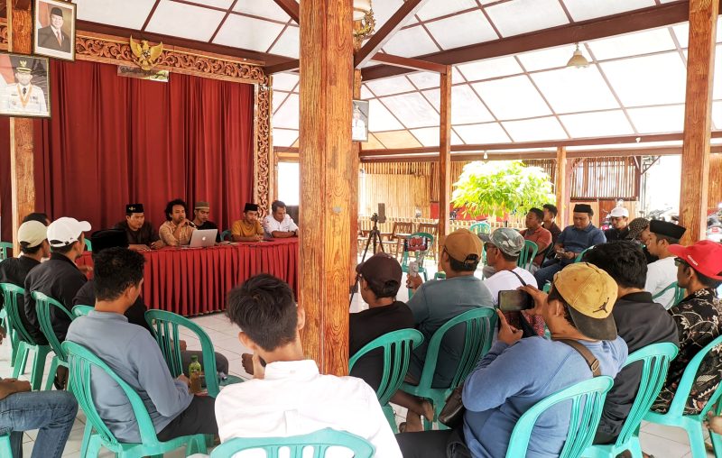 Puluhan warga berkumpul di Pendopo Kecamatan Arjasa, Pulau Kangean menyampaikan pernyataan sikap terkait penolakan terhadap rencana survei seismik migas. (ISTIMEWA)