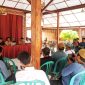 Puluhan warga berkumpul di Pendopo Kecamatan Arjasa, Pulau Kangean menyampaikan pernyataan sikap terkait penolakan terhadap rencana survei seismik migas. (ISTIMEWA)
