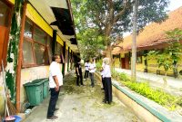 SURVEI: Tim dari Dinsos Pamekasan mengecek kondisi kelas untuk sekolah rakyat di Desa Buddagan, Kecamatan Pademawu, Pamekasan. (DINSOS UNTUK KLIK MADURA)