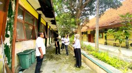 SURVEI: Tim dari Dinsos Pamekasan mengecek kondisi kelas untuk sekolah rakyat di Desa Buddagan, Kecamatan Pademawu, Pamekasan. (DINSOS UNTUK KLIK MADURA)