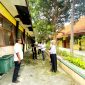 SURVEI: Tim dari Dinsos Pamekasan mengecek kondisi kelas untuk sekolah rakyat di Desa Buddagan, Kecamatan Pademawu, Pamekasan. (DINSOS UNTUK KLIK MADURA)