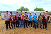 Manager PLN UP3 Madura Fahmi Fahresi foto bersama jajaran manajemen PLN, Kepala Dinas Pemberdayaan Masyarakat dan Desa (DPMD) Kabupaten Sumenep Anwar Syahroni Yusuf, Camat Raas, Kepala Desa Brakas, tokoh masyarakat usai peresmian PLTS Kalosot. (PLN UP3 MADURA UNTUK KLIKMADURA)