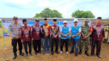 Manager PLN UP3 Madura Fahmi Fahresi foto bersama jajaran manajemen PLN, Kepala Dinas Pemberdayaan Masyarakat dan Desa (DPMD) Kabupaten Sumenep Anwar Syahroni Yusuf, Camat Raas, Kepala Desa Brakas, tokoh masyarakat usai peresmian PLTS Kalosot. (PLN UP3 MADURA UNTUK KLIKMADURA)