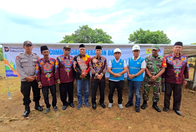 Manager PLN UP3 Madura Fahmi Fahresi foto bersama jajaran manajemen PLN, Kepala Dinas Pemberdayaan Masyarakat dan Desa (DPMD) Kabupaten Sumenep Anwar Syahroni Yusuf, Camat Raas, Kepala Desa Brakas, tokoh masyarakat usai peresmian PLTS Kalosot. (PLN UP3 MADURA UNTUK KLIKMADURA)