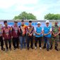 Manager PLN UP3 Madura Fahmi Fahresi foto bersama jajaran manajemen PLN, Kepala Dinas Pemberdayaan Masyarakat dan Desa (DPMD) Kabupaten Sumenep Anwar Syahroni Yusuf, Camat Raas, Kepala Desa Brakas, tokoh masyarakat usai peresmian PLTS Kalosot. (PLN UP3 MADURA UNTUK KLIKMADURA)