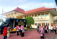 MOMEN HARU: Para terdakwa kasus dugaan sabotase Pilkades PAW Gugul, Kecamatan Tlanakan hendak masuk mobil tahanan usai menjalani sidang di PN Pamekasan. (MOH. IQBALUL KHAVEI MZ / KLIKMADURA)