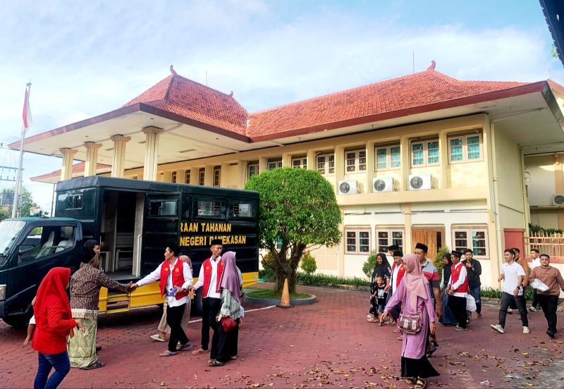 MOMEN HARU: Para terdakwa kasus dugaan sabotase Pilkades PAW Gugul, Kecamatan Tlanakan hendak masuk mobil tahanan usai menjalani sidang di PN Pamekasan. (MOH. IQBALUL KHAVEI MZ / KLIKMADURA)
