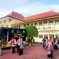 MOMEN HARU: Para terdakwa kasus dugaan sabotase Pilkades PAW Gugul, Kecamatan Tlanakan hendak masuk mobil tahanan usai menjalani sidang di PN Pamekasan. (MOH. IQBALUL KHAVEI MZ / KLIKMADURA)
