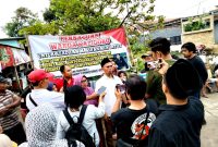 Ketua LBH Ansor Jatim, Mohammad Syahid diwawancara awak media usai pendirian Tenda Perjuangan Kematian M. Alfan. (PW GP ANSOR JATIM FOR KLIKMADURA)