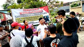 Ketua LBH Ansor Jatim, Mohammad Syahid diwawancara awak media usai pendirian Tenda Perjuangan Kematian M. Alfan. (PW GP ANSOR JATIM FOR KLIKMADURA)
