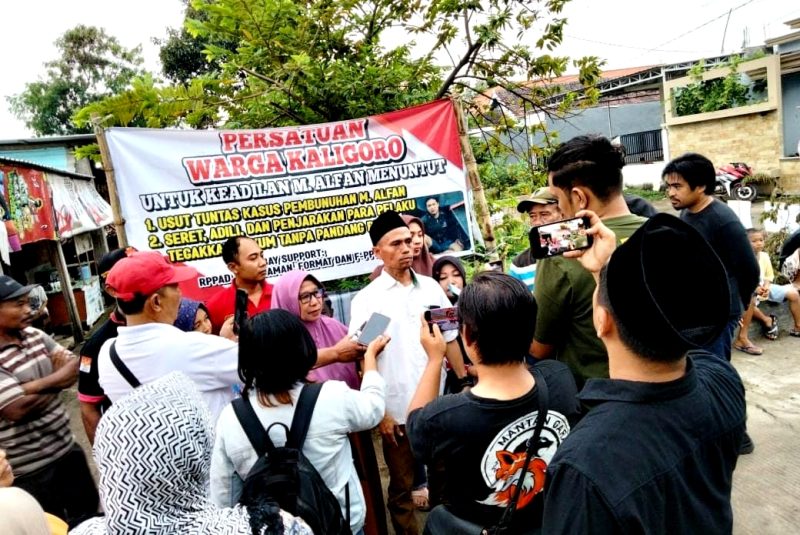 Ketua LBH Ansor Jatim, Mohammad Syahid diwawancara awak media usai pendirian Tenda Perjuangan Kematian M. Alfan. (PW GP ANSOR JATIM FOR KLIKMADURA)