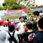 Ketua LBH Ansor Jatim, Mohammad Syahid diwawancara awak media usai pendirian Tenda Perjuangan Kematian M. Alfan. (PW GP ANSOR JATIM FOR KLIKMADURA)