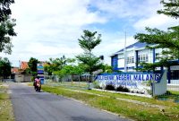 LENGANG: Pengendara melintas di depan kampus Polinema Pamekasan. (LAILIYATUN NURIYAH/KLIK MADURA)