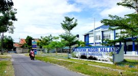 LENGANG: Pengendara melintas di depan kampus Polinema Pamekasan. (LAILIYATUN NURIYAH/KLIK MADURA)