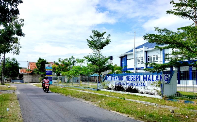 LENGANG: Pengendara melintas di depan kampus Polinema Pamekasan. (LAILIYATUN NURIYAH/KLIK MADURA)