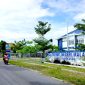 LENGANG: Pengendara melintas di depan kampus Polinema Pamekasan. (LAILIYATUN NURIYAH/KLIK MADURA)