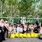 Tim Hijabi Madura foto bersama yatim dan duafa usai penyerahan santunan di area Taman Arek Lancor, Pamekasan. (SARI PURWATI / KLIKMADURA)