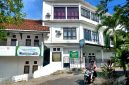 LENGANG: Pengendara melintas di depan SDIT Al-Uswah Pamekasan, Kelurahan Lawangan Daya, Kecamatan Pademawu, Pamekasan. (DOK KLIK MADURA).