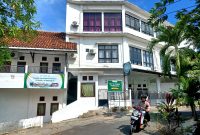 LENGANG: Pengendara melintas di depan SDIT Al-Uswah Pamekasan, Kelurahan Lawangan Daya, Kecamatan Pademawu, Pamekasan. (DOK KLIK MADURA).