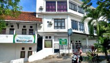 LENGANG: Pengendara melintas di depan SDIT Al-Uswah Pamekasan, Kelurahan Lawangan Daya, Kecamatan Pademawu, Pamekasan. (DOK KLIK MADURA).