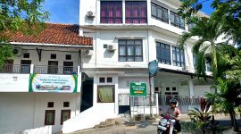 LENGANG: Pengendara melintas di depan SDIT Al-Uswah Pamekasan, Kelurahan Lawangan Daya, Kecamatan Pademawu, Pamekasan. (DOK KLIK MADURA).