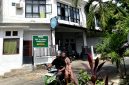 TERIK: Pengendara melintas di depan SDIT Al-Uswah Pamekasan. (LAILIYATUN NURIYAH/KLIK MADURA).