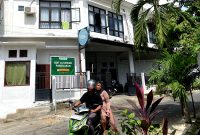 TERIK: Pengendara melintas di depan SDIT Al-Uswah Pamekasan. (LAILIYATUN NURIYAH/KLIK MADURA).