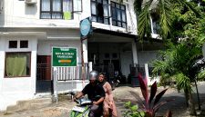 TERIK: Pengendara melintas di depan SDIT Al-Uswah Pamekasan. (LAILIYATUN NURIYAH/KLIK MADURA).
