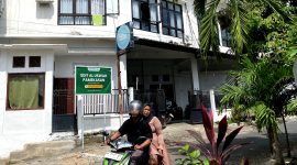 TERIK: Pengendara melintas di depan SDIT Al-Uswah Pamekasan. (LAILIYATUN NURIYAH/KLIK MADURA).