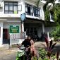 TERIK: Pengendara melintas di depan SDIT Al-Uswah Pamekasan. (LAILIYATUN NURIYAH/KLIK MADURA).