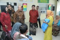 MEMBANGGAKAN: Direktur Teknologi Informasi BPJS Kesehatan, Edwin Aristiawan (pakai batik) didampingi Bupati Sumenep Achmad Fauzi Wongsojudo bersama Direktur RSUD Dr. H. Moh. Anwar Sumenep dr. Erliyati menyapa pasien. (ISTIMEWA)