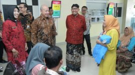 MEMBANGGAKAN: Direktur Teknologi Informasi BPJS Kesehatan, Edwin Aristiawan (pakai batik) didampingi Bupati Sumenep Achmad Fauzi Wongsojudo bersama Direktur RSUD Dr. H. Moh. Anwar Sumenep dr. Erliyati menyapa pasien. (ISTIMEWA)