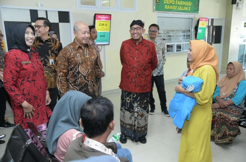 MEMBANGGAKAN: Direktur Teknologi Informasi BPJS Kesehatan, Edwin Aristiawan (pakai batik) didampingi Bupati Sumenep Achmad Fauzi Wongsojudo bersama Direktur RSUD Dr. H. Moh. Anwar Sumenep dr. Erliyati menyapa pasien. (ISTIMEWA)