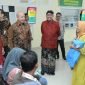 MEMBANGGAKAN: Direktur Teknologi Informasi BPJS Kesehatan, Edwin Aristiawan (pakai batik) didampingi Bupati Sumenep Achmad Fauzi Wongsojudo bersama Direktur RSUD Dr. H. Moh. Anwar Sumenep dr. Erliyati menyapa pasien. (ISTIMEWA)