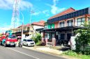 TERIK: Pengendara melintas di depan Puskesmas Talang Siring Pamekasan. (LAILIYATUN NURIYAH/KLIK MADURA).
