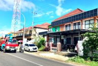 TERIK: Pengendara melintas di depan Puskesmas Talang Siring Pamekasan. (LAILIYATUN NURIYAH/KLIK MADURA).