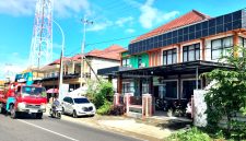 TERIK: Pengendara melintas di depan Puskesmas Talang Siring Pamekasan. (LAILIYATUN NURIYAH/KLIK MADURA).