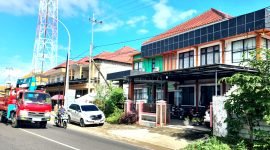 TERIK: Pengendara melintas di depan Puskesmas Talang Siring Pamekasan. (LAILIYATUN NURIYAH/KLIK MADURA).