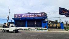 Pengendara melintas di depan Kantor NasDem Korda Madura Raya di Jalan Lingkar Barat, Desa Babbalan, Kecamatan Batuan, Sumenep, Jawa Timur. (DOK. KLIKMADURA)