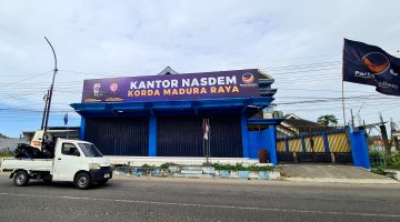 Pengendara melintas di depan Kantor NasDem Korda Madura Raya di Jalan Lingkar Barat, Desa Babbalan, Kecamatan Batuan, Sumenep, Jawa Timur. (DOK. KLIKMADURA)