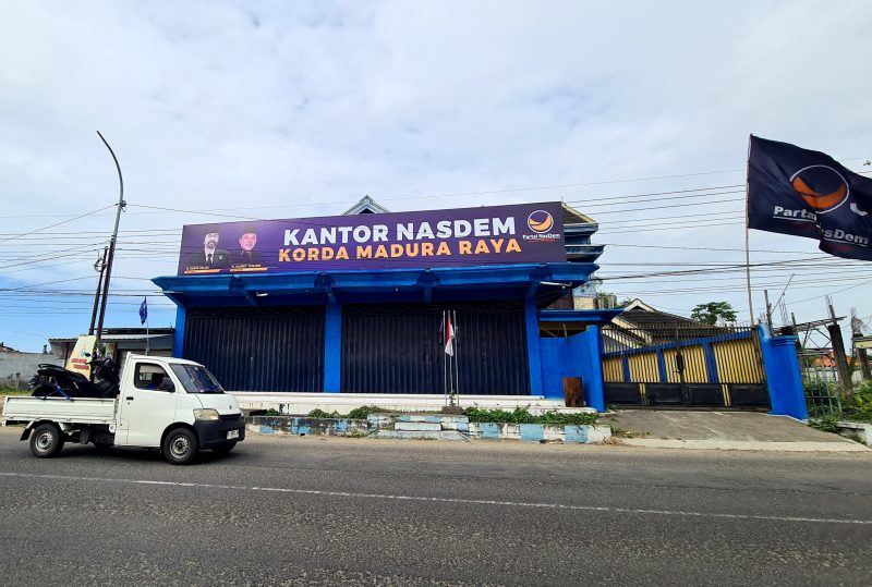 Pengendara melintas di depan Kantor NasDem Korda Madura Raya di Jalan Lingkar Barat, Desa Babbalan, Kecamatan Batuan, Sumenep, Jawa Timur. (DOK. KLIKMADURA)