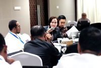 Bupati Sumenep Achmad Fauzi Wongsojudo mendengarkan penjelasan dari Ely Kusumastuti selaku Direktur Koordinasi dan Supervisi Wilayah III, KPK RI di Gedung Merah Putih, Menteng, Jakarta Pusat, Selasa (8/7/2025). (Sumber: kpk.go.id)