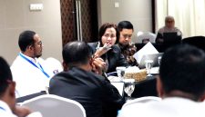 Bupati Sumenep Achmad Fauzi Wongsojudo mendengarkan penjelasan dari Ely Kusumastuti selaku Direktur Koordinasi dan Supervisi Wilayah III, KPK RI di Gedung Merah Putih, Menteng, Jakarta Pusat, Selasa (8/7/2025). (Sumber: kpk.go.id)