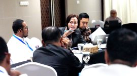 Bupati Sumenep Achmad Fauzi Wongsojudo mendengarkan penjelasan dari Ely Kusumastuti selaku Direktur Koordinasi dan Supervisi Wilayah III, KPK RI di Gedung Merah Putih, Menteng, Jakarta Pusat, Selasa (8/7/2025). (Sumber: kpk.go.id)