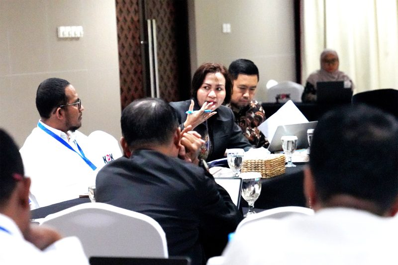 Bupati Sumenep Achmad Fauzi Wongsojudo mendengarkan penjelasan dari Ely Kusumastuti selaku Direktur Koordinasi dan Supervisi Wilayah III, KPK RI di Gedung Merah Putih, Menteng, Jakarta Pusat, Selasa (8/7/2025). (Sumber: kpk.go.id)