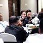 Bupati Sumenep Achmad Fauzi Wongsojudo mendengarkan penjelasan dari Ely Kusumastuti selaku Direktur Koordinasi dan Supervisi Wilayah III, KPK RI di Gedung Merah Putih, Menteng, Jakarta Pusat, Selasa (8/7/2025). (Sumber: kpk.go.id)