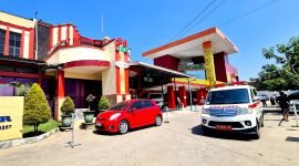 Ambulance melintas di halaman RSUD Dr. H. Mohammad Anwar (RSUDMA) Sumenep. (DOK. KLIKMADURA)